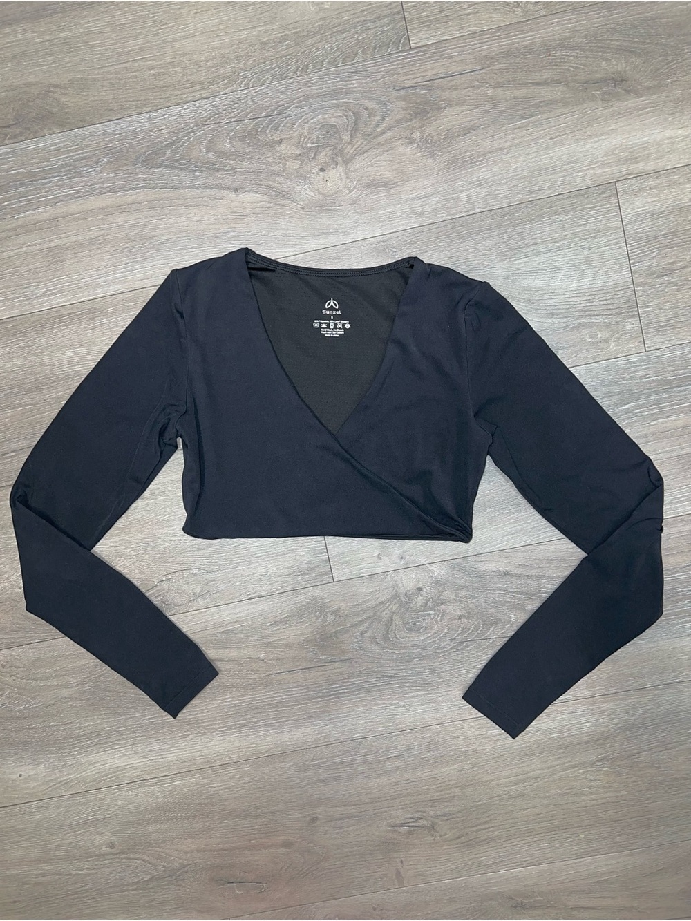 Sunzel Black Long Sleeve Crop Top V-Neck Size Small Stretch Dance Athletic Top